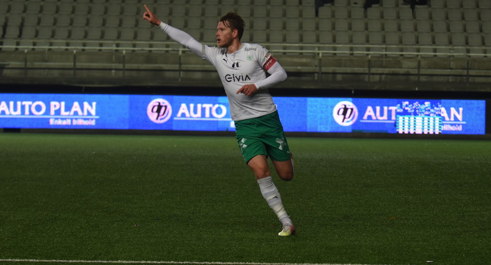 Kristian Lønstad Onsrud feirer 3-0