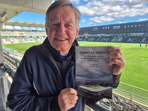 FORFATTER: Terje Sund med historieboka om Briskeby Gressbane gjennom 90 år.