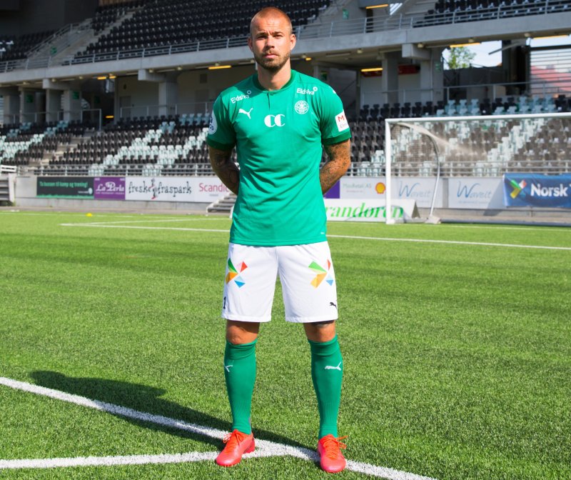 Marcus Pedersen viser frem bortedrakten i tillegg til den hvite shortsen!