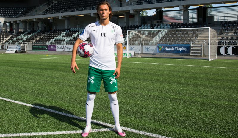 Markus Solbakken viser frem hjemmedrakten!