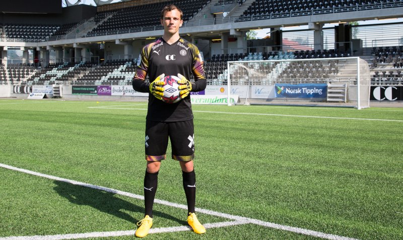 Mathias Eriksen Ranmark viser frem den sorte keeperdrakten!