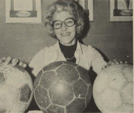 Else Jacobsen på Briskeby gressbane i 1976. Faksimilie: Hamar Arbeiderblad.