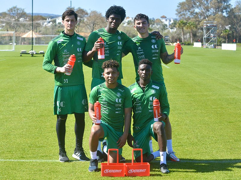 Spillerne viser frem sine nye drikkeflasker fra Enervit