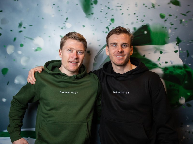 POPULÆR: Kristian Eriksen og Emil Sildnes med hettegenseren som virkelig har solgt godt.