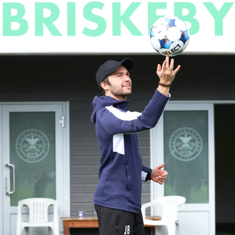 Sportssjef Jørgen Bjørn har mange baller i lufta om dagen.