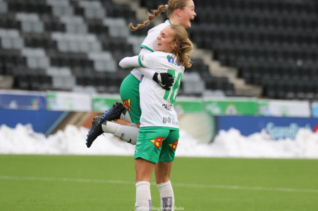 Ina A jubler etter frisparkscoring mot Porsanger 12.11.23.jpg