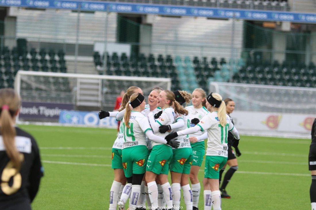 Sanna - jubel etter 2-1 scoring mot Porsanger.jpg