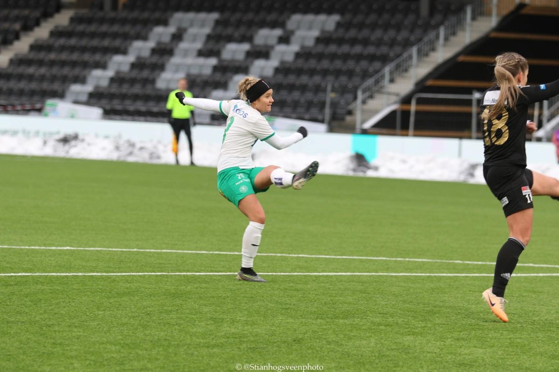 Sara Berntsen scorer med venstre mot Porsanger.jpg
