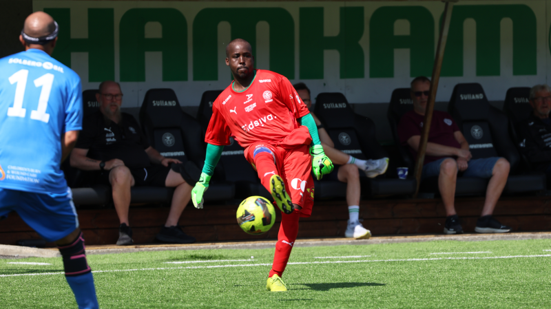 NULL HULL: Elias holdt nullen for første gang.