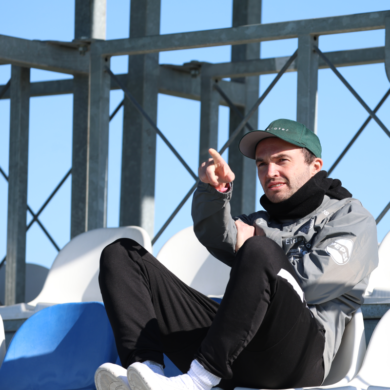 Jørgen Bjørn observerer på trening