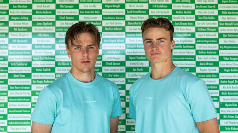 Julian Gonstad og William Osnes-Ringen i årets kamerater-t-skjorte