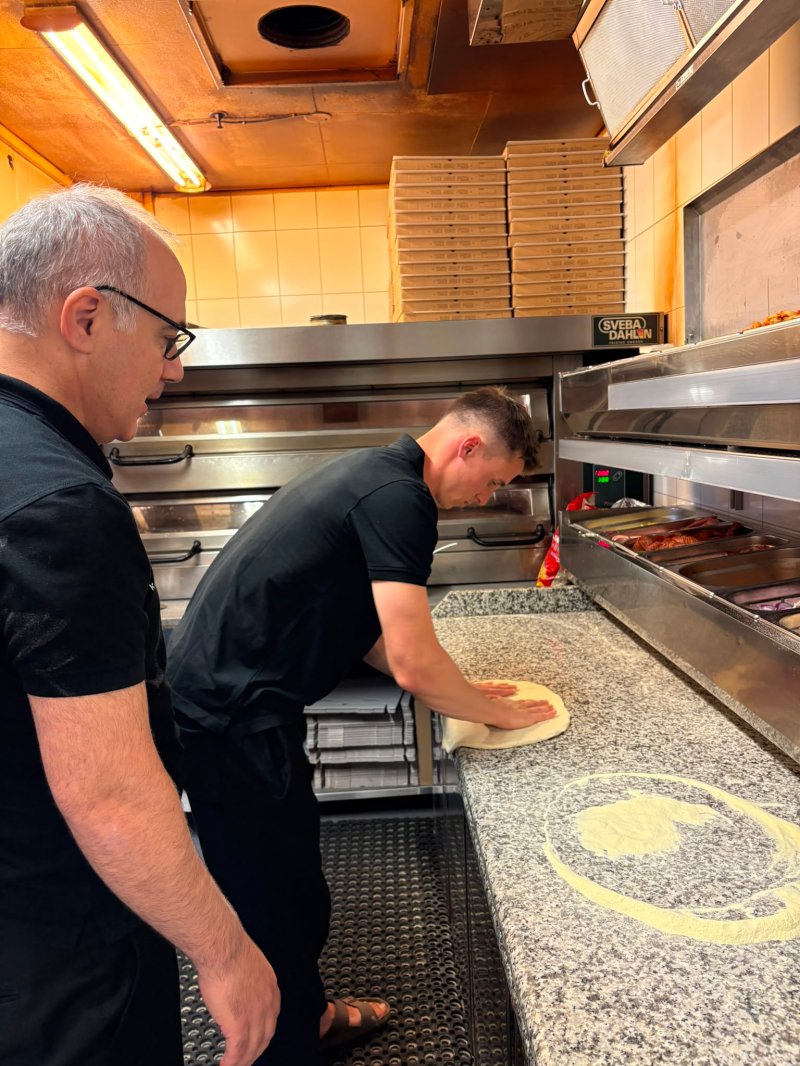 Sel Bardacki lærer kaptein Sjølstad å lage pizza