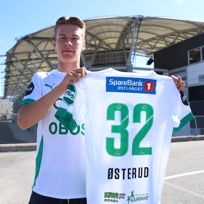 HamKams 32 poserer stolt foran stadion