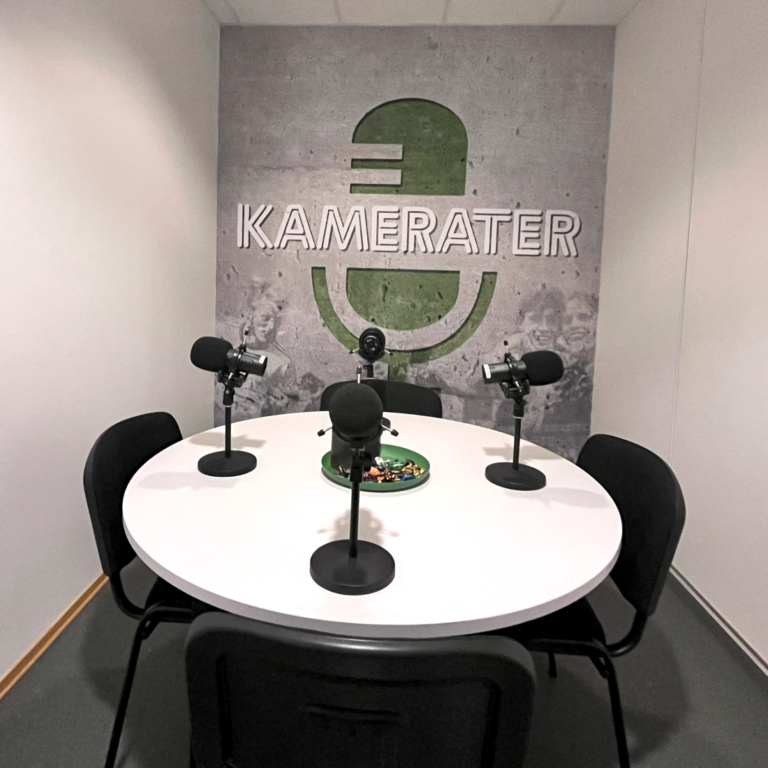 Nytt podkast-studio med flott dekor på bakveggen