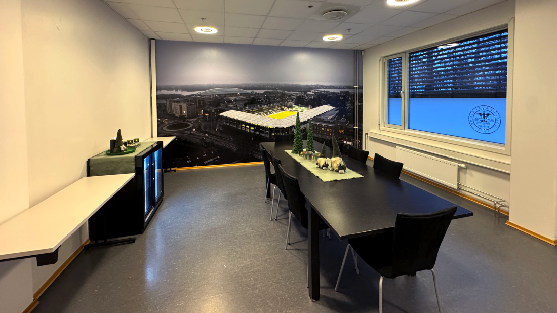 Først kommer du til møterommet med navn 11-Kaffen som også vil brukt som losje under våre hjemmekamper.