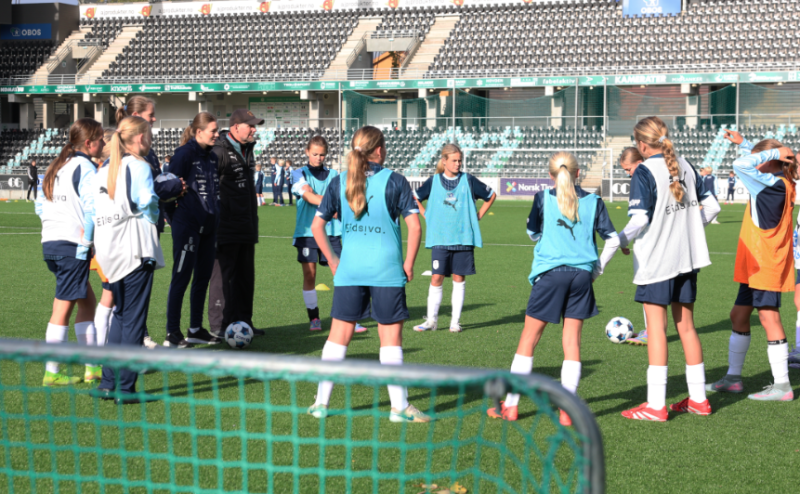Kaptein for HamKam Kvinner, Sara Bræk og Frode Bekk på feltet
