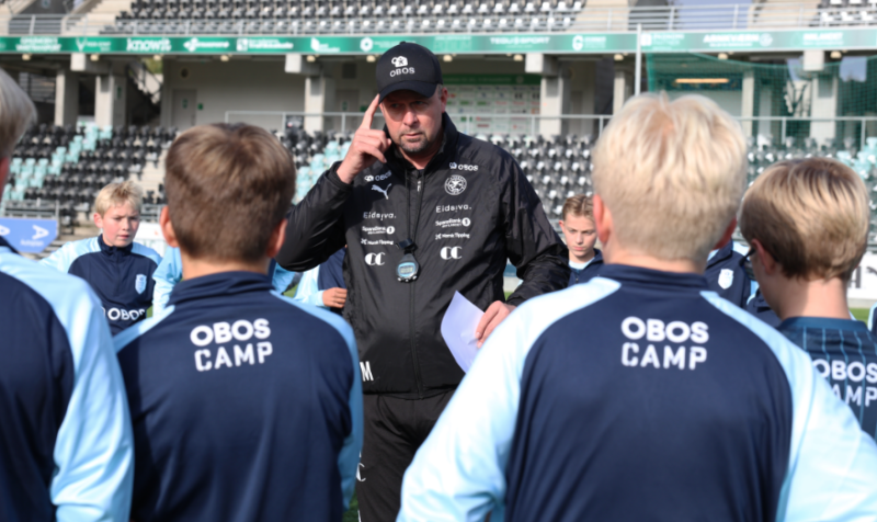Thomas Myhre i aksjon med de unge og lovende fotballspillerne