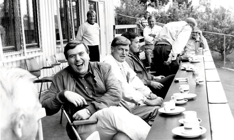 HUMØR: Det har gjerne vært mye humor og latter i HamKams klubbhus. Her ser vi en gjeng fra 1980-tallet, og fra venstre Tore Johnstad, Åsmund Helmersen, Per Stendahl, Odd Rustad, Tom Jacobsen, Reidar Arnesen, Oskar Barmoen og Helge Johnstad.