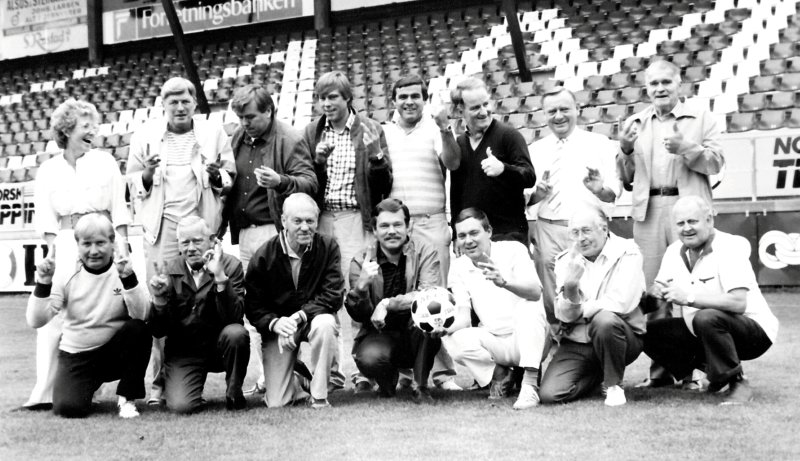 11-KAFFELAGET: Her har vi en bukett 11-kaffegjengere fra 1980-tallet. Foran fra venstre Åsmund Helmersen, Olav Helgesen, Bjarne Martinsen, Odd Rustad, Bjørn Strandlie, Oskar Barmoen, Arve Ingvaldsen. Bak fra venstre: Else Jacobsen, Per Stendahl, Tore Johnstad, Finn Barmoen, Erik Skattum, Ivar S. Pettersen, Reidar Arnesen og Helge Johnstad.