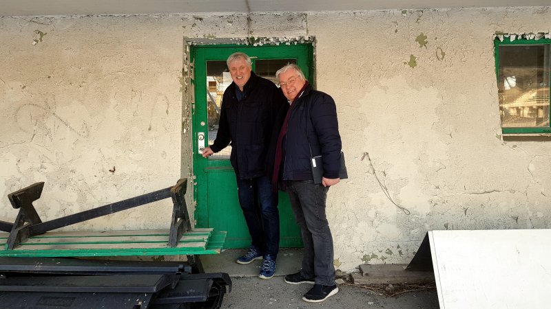 Per Gustavsen og Tore Antonsen ved den gamle spillerinngangen på Briskeby.