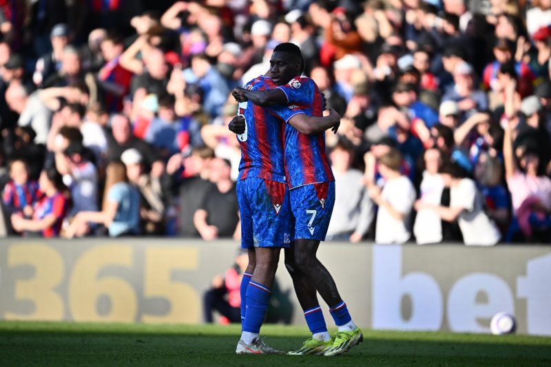 Maxence Lacroix gratulerer matchvinner Ismaila Sarr for scoring mot Ipswich i helgen. Foto: Sebastian Frej/CPFC