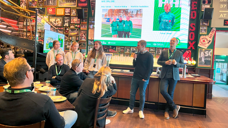 Hovedtrener for HamKam Kvinner, Nathan Flight presenterte de nye spillerne til HamKam Kvinner