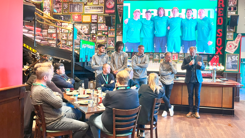 HamKam har signert seks nye spillere. Jakob Michelsen presenterte dem foran 80 spente lyttere