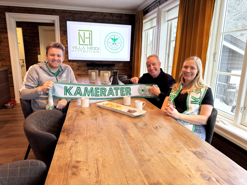 Vi ble tatt godt i mot på en av utleiehyttene på Budor. Fv. Martin Hagen og eierne av Villa Heidi, Tormod Tvinnereim og Heidi S. Tvinnereim