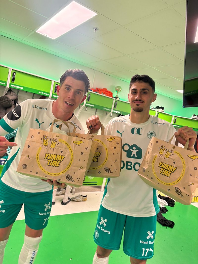 Vidar og Aksel er strålende fornøyde med å få servert YummyTime etter seieren over Viking